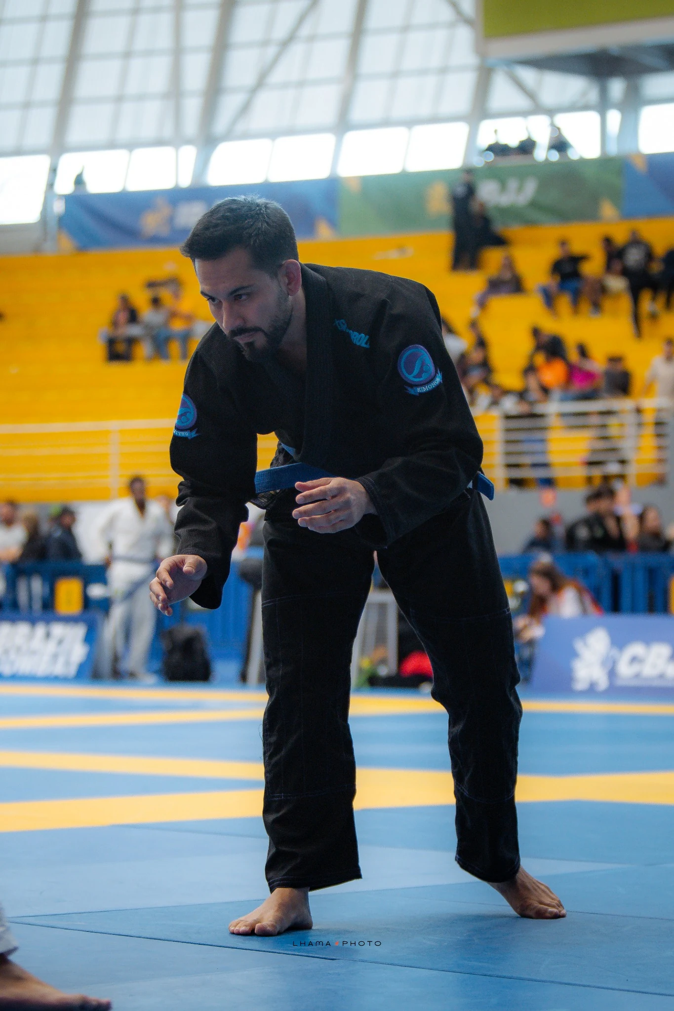 Atleta de kimono preto em competição