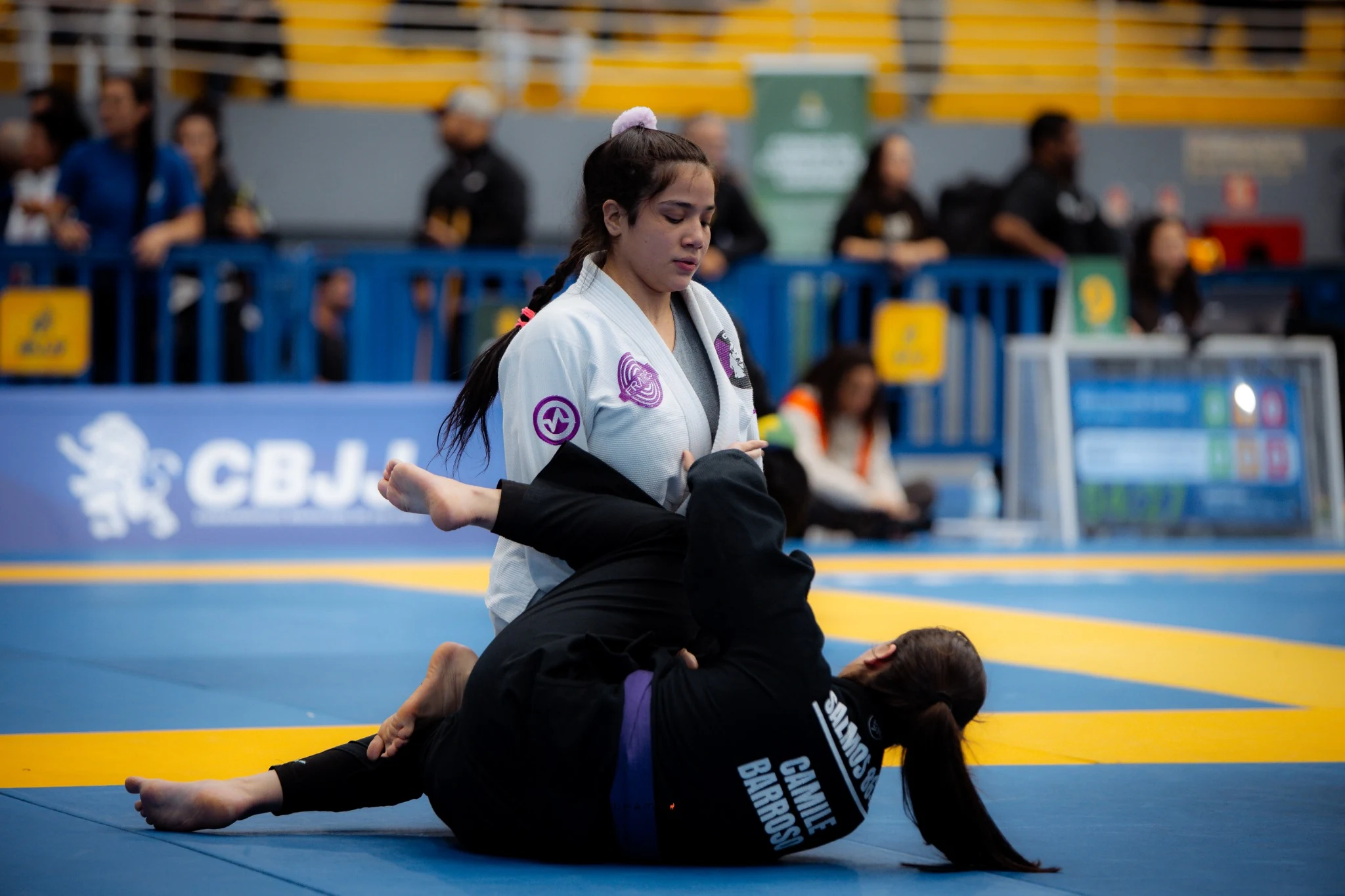 Atleta em competição de Jiu-Jitsu feminino