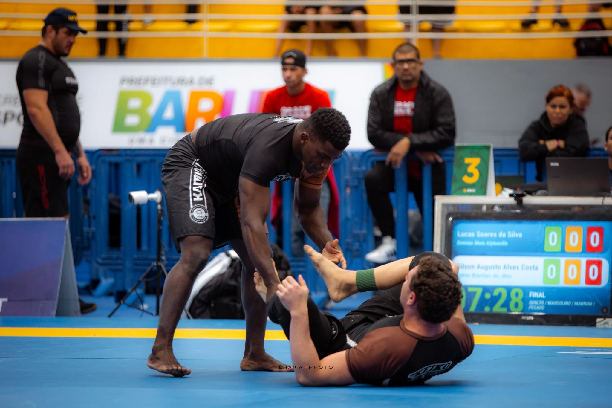 Atletas em combate durante competição de Jiu-Jitsu
