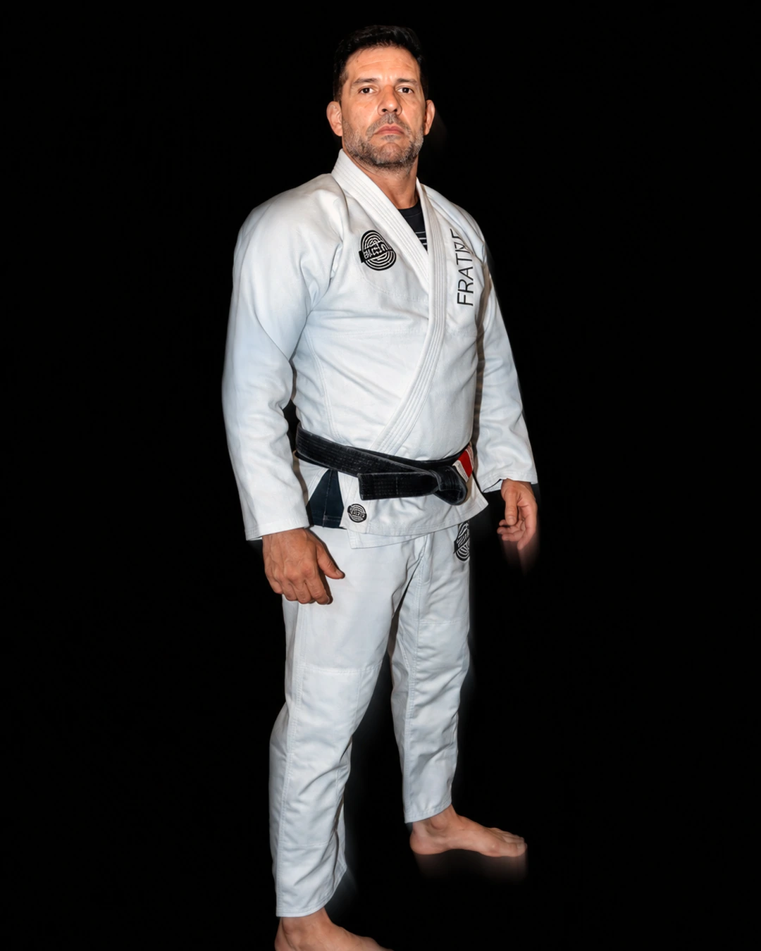 Daniel Affini em retrato de corpo inteiro com kimono branco da Fratres
