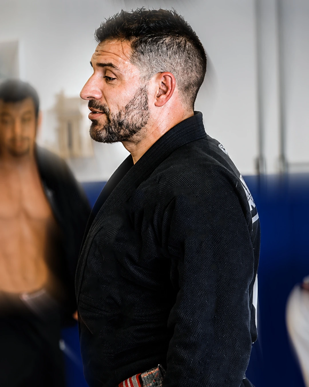 Daniel Affini em perfil, vestindo kimono preto da Fratres